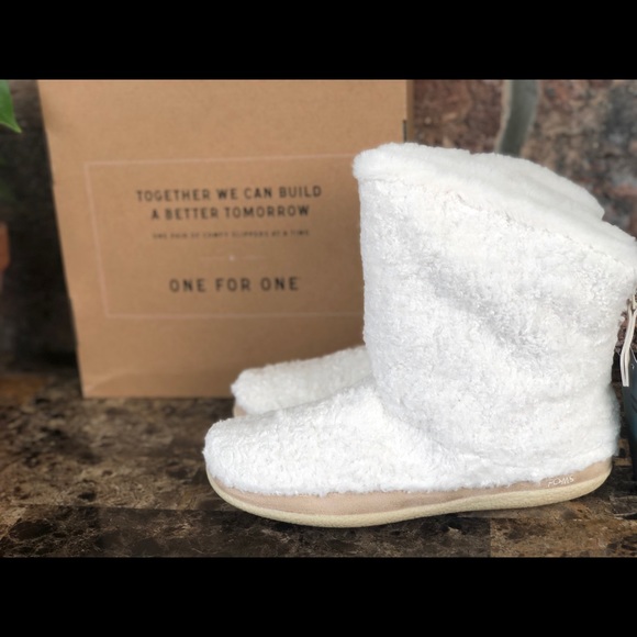 NEW TOMS Women's plush bootie slippers - Picture 5 of 10